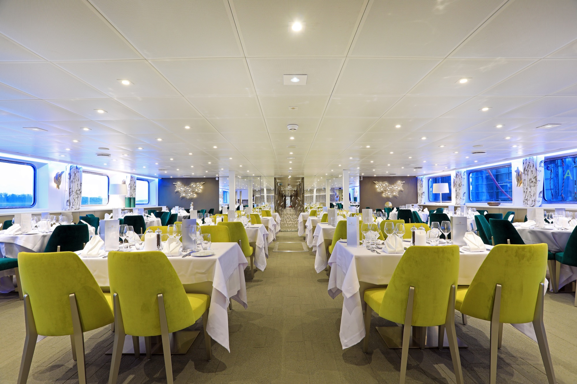 CroisiEurope MS Elbe Princesse II Restaurant 2.jpg